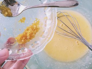 6、柠檬红茶麦芬,加入柠檬屑。