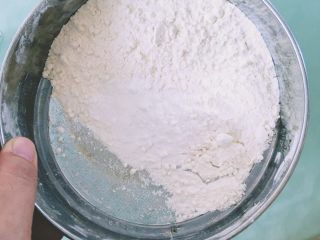 9、柠檬红茶麦芬,筛入混合好的粉类搅拌均匀。