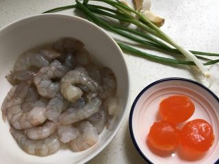 1、咸蛋黄虾仁,准备食材