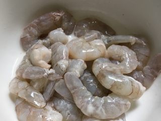 5、咸蛋黄虾仁,虾仁加淀粉和白醋搅拌均匀静止二分钟