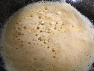 11、咸蛋黄虾仁,热锅下入咸蛋黄