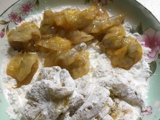 9、咸蛋黄虾仁,腌好的虾仁放淀粉中裹上一层淀粉