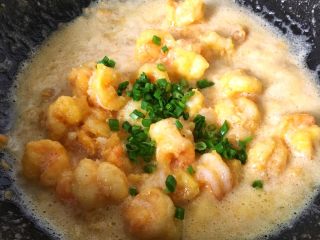 14、咸蛋黄虾仁,放入葱花翻炒均匀出锅