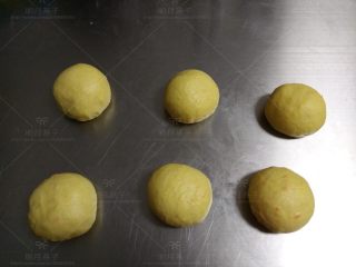 7、胡萝卜酸奶餐包,发酵好的面团排气后分成六等分，滚圆。