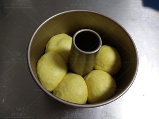 8、胡萝卜酸奶餐包, 排入不沾模具中。