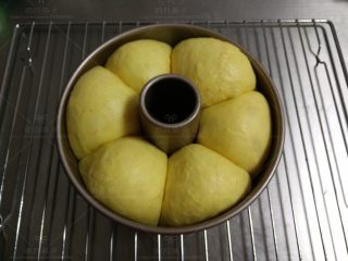 9、胡萝卜酸奶餐包,放温暖处发酵至两倍大。