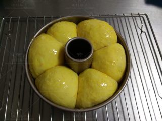 10、胡萝卜酸奶餐包,表面刷蛋黄液。