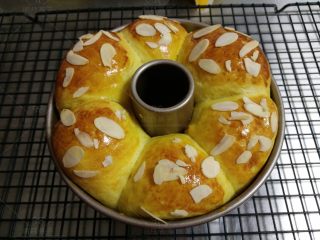 13、胡萝卜酸奶餐包,出炉后脱模晾凉。