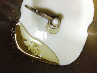 2、卷卷火腿肠,把牛奶和玉米油、糖倒入面包机内，再倒入面粉和酵母（此步可以在大盆里完成，手揉成面团就可以了）