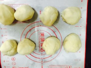 3、卷卷火腿肠,揉成面团分成8块.