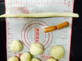 4、卷卷火腿肠,把面团搓长至火腿三倍长.