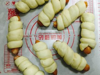 6、卷卷火腿肠,全部做好后放入蒸锅里发至两倍大.