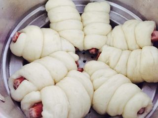 7、卷卷火腿肠,冷水下锅大火蒸15分钟即可.