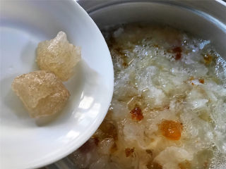 6、蔓越莓桃胶银耳羹,至桃胶和银耳呈透明色且软糯，加入冰糖。
