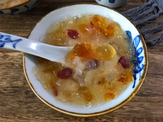 8、蔓越莓桃胶银耳羹,晶莹剔透、润滑细腻，入口甜而不腻的蔓越莓桃胶银耳羹。