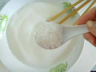 5、电饭锅蛋糕,继续打继续打继续打,有点稠时再放一勺糖,继续打