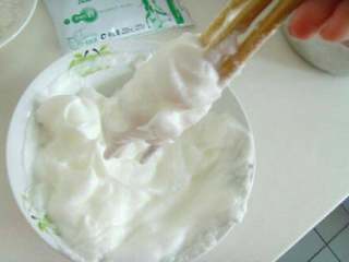 6、电饭锅蛋糕,大约15分钟后,就会变成奶油状,而且筷子上的不会掉下来,这个过程比较关键,15分钟连续打,不是闹着玩的,很痛苦滴