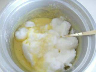 10、电饭锅蛋糕,搅拌好,倒入一半奶油状的蛋清,注意:上下搅拌而不是打圈