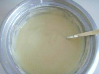 11、电饭锅蛋糕,搅拌均匀后再倒入另一半奶油状蛋清,上下搅拌好