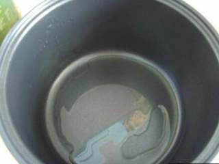 12、电饭锅蛋糕,电饭煲按下煮饭健预热1分钟后拿出,锅有点热就可以,倒入少许油,均匀涂在锅内,以防粘锅