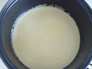 13、电饭锅蛋糕,倒入搅拌好的东西,然后蹲几下锅,把气泡震出来