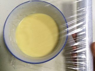 4、港式蛋挞,蛋挞液完成后，盖上保鲜膜入冰箱冷藏1小时以上。