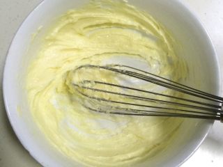6、港式蛋挞,用手动打蛋器搅拌至黄油颜色变浅。
