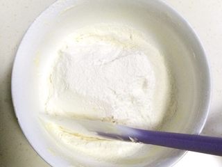 8、港式蛋挞,筛入低筋面粉。