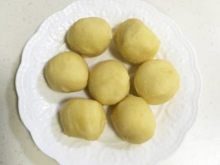 11、港式蛋挞,冷藏后取出面团，分成7等份。