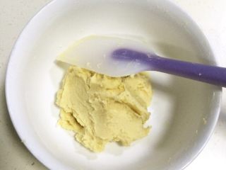 9、港式蛋挞,用刮刀翻拌均匀，翻拌至面粉完全湿润状态。