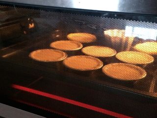 14、港式蛋挞,入预热好的烤箱中层，上下火220度，15分钟左右。