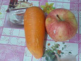 1、胡萝卜苹果汁,胡萝卜苹果削皮