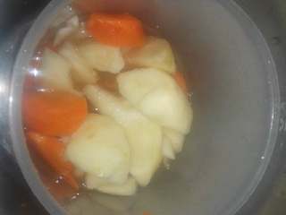 2、胡萝卜苹果汁,把材料放进豆浆机里加一杯水和酸奶