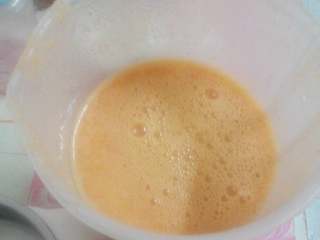 4、胡萝卜苹果汁,打好咯，过滤一遍