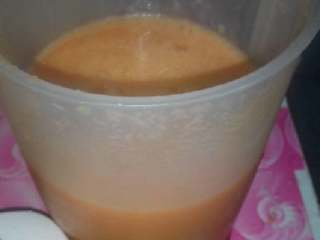 5、胡萝卜苹果汁,根据爱好加白糖蜂蜜