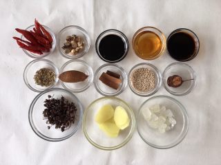 1、卤鸡爪,将材料准备齐全备用