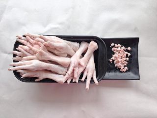 2、卤鸡爪,将鸡爪用盐和水反复搓揉干净，用清水浸泡5分钟后，剪去脚趾，一定不要忘记剪脚趾了。再冲洗一遍沥干水分
