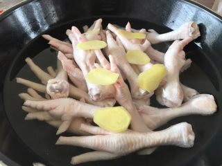 4、卤鸡爪,将生姜放入锅中加入1200毫升的清水