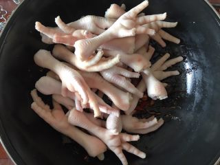 10、卤鸡爪,将浸泡过的鸡爪放入锅中