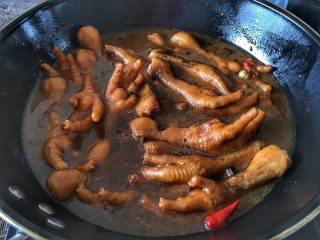 15、卤鸡爪,揭开锅盖撒上盐，闷5分钟即可出锅了