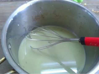 3、棉花天抹茶布丁,如图抹茶粉倒入牛奶混合