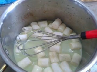 4、棉花天抹茶布丁,如图。加入棉花糖。中火煮至棉花糖融化