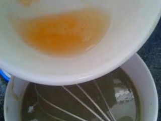 5、棉花天抹茶布丁,如图。煮好以后。等待冷却30度左右加入泡软吉利丁里面