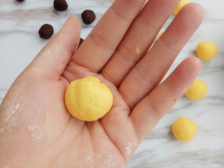 12、南瓜豆沙饼,搓成圆