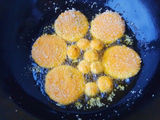 17、南瓜豆沙饼,小火炸到两面金黄即可