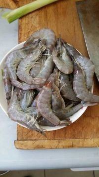 1、餐桌必备——油焖大虾,1.将大虾洗净,去掉虾须、虾枪、虾脚、沙线。