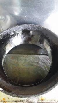 2、餐桌必备——油焖大虾,2.炒锅置于火上,用中大火,倒入比平时炒菜稍多一些的橄榄油,烧至六成热。