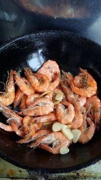 5、餐桌必备——油焖大虾,5.再倒入适量的料酒,盖上锅盖,焖烧至收汁(大约3分钟),加少许盐即可出锅。