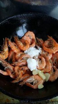 6、餐桌必备——油焖大虾,6.多加白糖调味