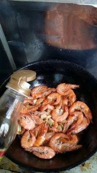 7、餐桌必备——油焖大虾,7.点一些香醋和生抽